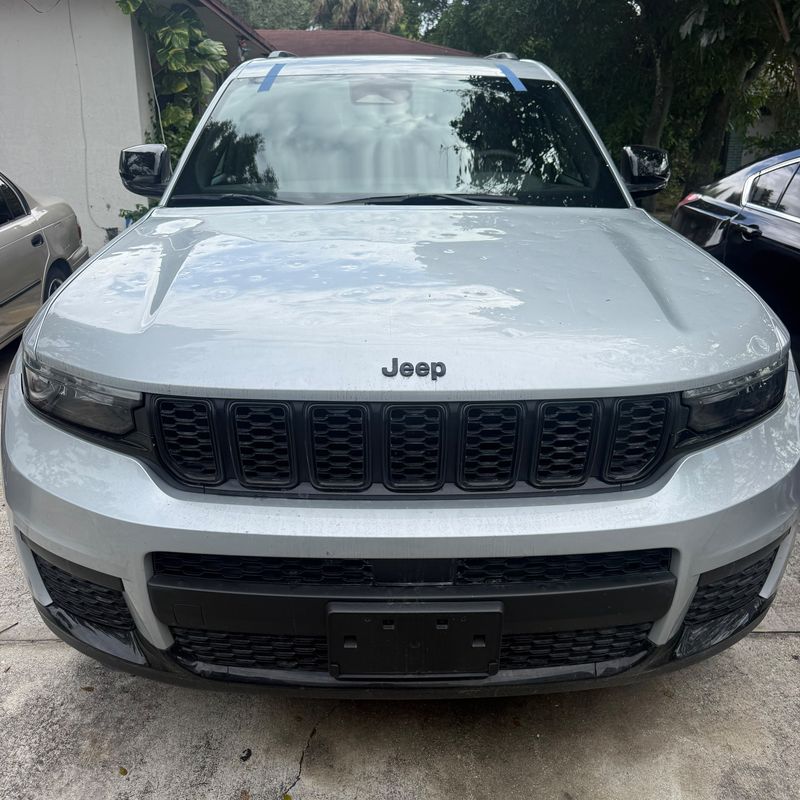 2024 Jeep Grand Cherokee with a new windshield