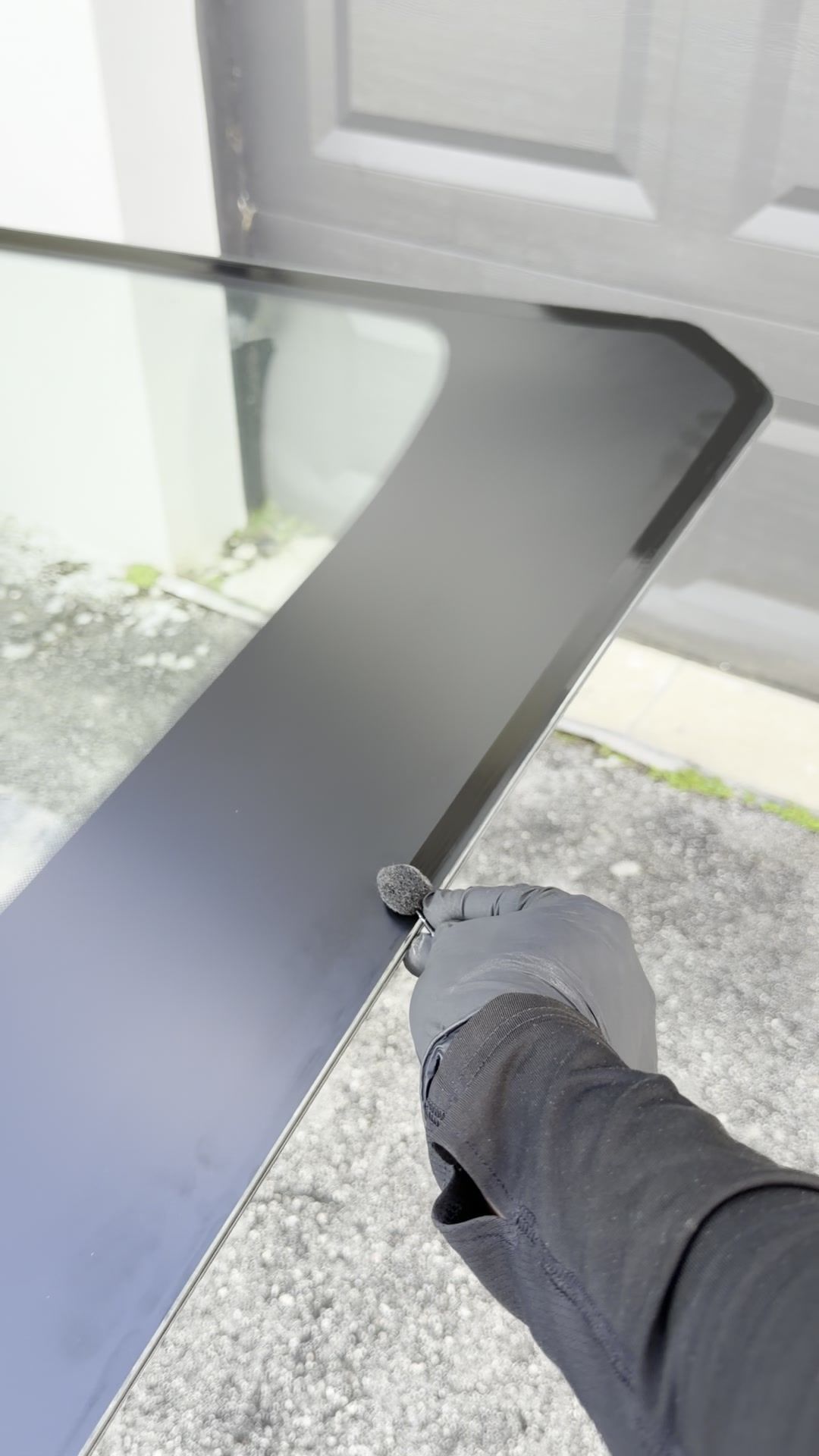 Applying primer to the edge of the new windshield